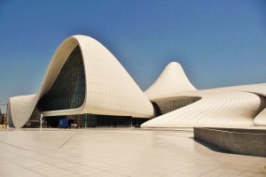 Viaggiare a Baku - l’esterno del Heydar Aliyev Center