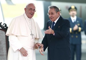Papa Francesco saluta il presidente cubano Raul Castro