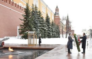 La visita del Ministro degli Affari Esteri della Repubblica del Kazakhstan Kairat Abdrakhmanovin Russia - omaggio al milite ignoto