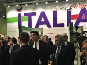 il ministro delle Politiche Agricole Martina e l'ambasciatore italiano a Mosca Ragaglini durante una esposizione in Russia