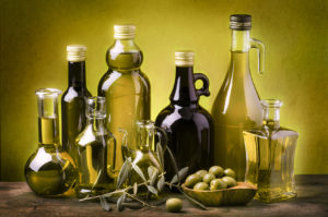 insieme di bottiglie con olio extravergine di oliva