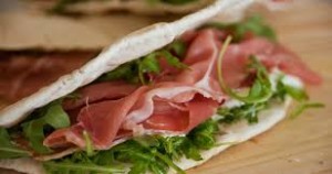 piadina di romagna con prosciutto crudo