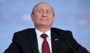 Vladimir Putin sorride rilassato