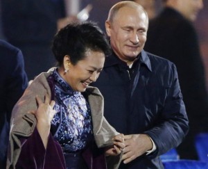 Il gesto cavalleresco di Vladimir Putin nei confronti di Peng Liyuan, moglie del presidente della Cina