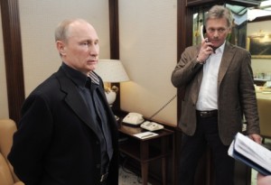 Il presidente Vladimir Putin con il suo portavoce Dmitry Peskov