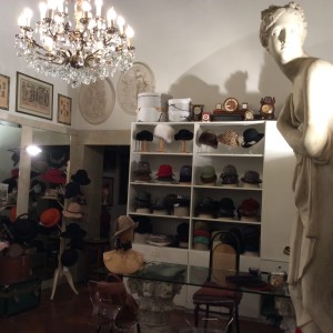 La bottega artigianale di Lorenzo Borghi cappelalio in Mialno