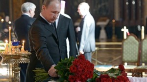 Putin rende omaggio alla salma di Valentin Rasputin