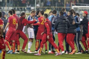 Qualificazioni Euro 2016 Montenegro Russia - fumogeni e risse sospensione obbligata