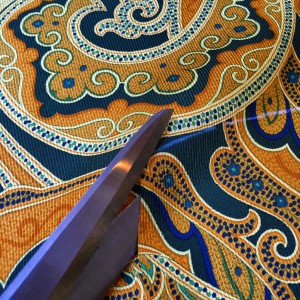 I tessuti e la lavorazione artigianale delle cravatte di Gianni Cerutti