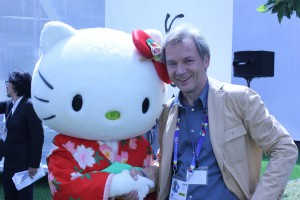 Egveny Utkin fotografato con Hello Kitty l'ambasciatore speciale del Giappone per l'Expo 2015