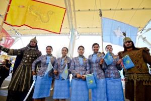 I colori e i costumi  kazaki al padiglione di Expo 2015