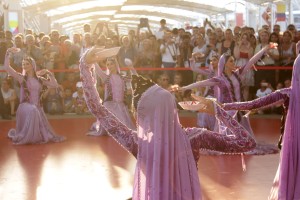 Spettacolo in costumi tipici in occasione dell'Azerbaijan Day a Expo 2015 Milano 2