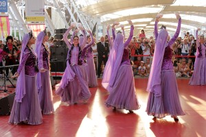 Spettacolo in costumi tipici in occasione dell'Azerbaijan Day a Expo 2015 Milano
