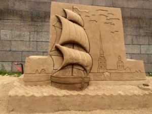 XIV Festival Internazionale delle Figure di sabbia di San Pietroburgo nave a vela in sabbia