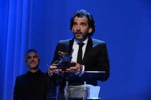 Awards_Ceremony_-_Silver_Lion_for_Best_Director_-_P._Trapero -la_Biennale_di_Venezia_-_Foto_ASAC