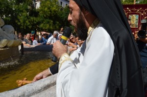 L'immersione della croce nell'acqua
