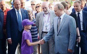 Президент РФ Владимир Путин (справа на первом плане) во время посещения образовательного центра «Сириус» в С