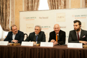 Da sinistra, il giornalista di viaggi Mikhail Kozhukhov l’ambasciatore italiano a Mosca Cesare Maria Ragaglini il giornalista Vladimir Pozner -Ivan Urgant