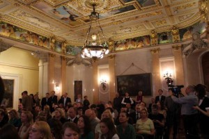 Il pubblico della conferenza nel palazzo dell'ambasciata italiana a Mosca