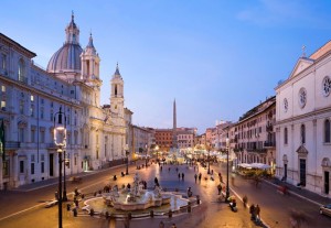 Piazza Navona è un esempio magnifico di architettura barocca, sita nel cuore della Città, splendida cornice del vivere romano e turistico