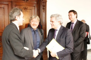 Il giornalista economista Evgeny Utkin con l'ambasciatore italiano a Mosca Cesare Maria Ragaglini