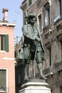la statua di Carlo Goldoni a Venezia