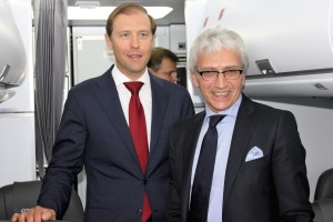 Denis Manturov e Nazario Cauceglia all'interno del Sukhoi Superjet 100