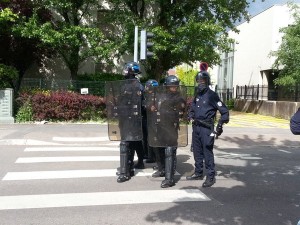 I poliziotti francesi durante gli scontri di Parigi