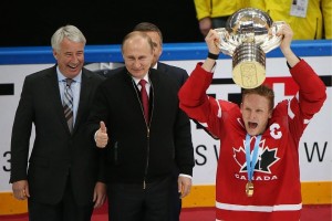 Il presidente russio Vladimir Putin premia il Canada e festeggia la medaglia di bronzo e la vittoria sugli USA ai mondiali di Hockey 2016