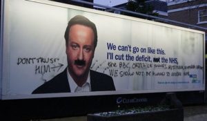 Cameron su un manifesto pubblicitario