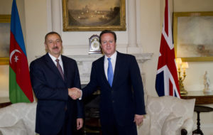 Il Presidente dell'Azerbaijan Ilham Aliyev con il premier inglese David Cameron durante una visita a Londra