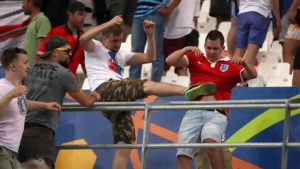 Tifosi russi si difendono dagli attacchi dei tifosi inglesi