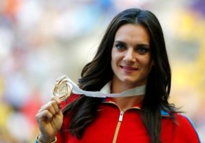 Gold medallist Yelena Isinbayeva of Russia holds her medal at the women's pole vault victory ceremony during the IAAF World Athletics Championships at the Luzhniki stadium in Moscow August 15, 2013.     REUTERS/Denis Balibouse