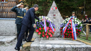 Il presidente della Slovenia Borut Pahor mentre depone una corona di fiori al monumento