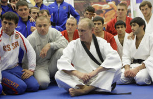 Vladimir Putin ad una seduta di Judo della cui Federazione sportiva è anche presidente onorario
