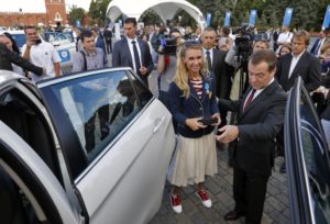 Dmitry Medvedev consegna una delle BMW ad una atleta russa medagliata a RIO 2016 1