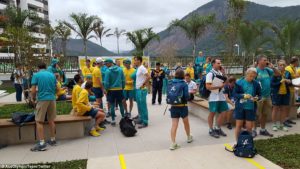 Gli atleti del Team Australia dopo l'evacuazione dall'edificio che li ospitava