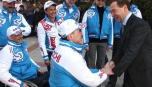 Il premier russo Dmitry Medvedev incontra un gruppo di atleti paralimpici