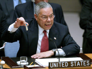 L'ex Segretario di Stato Colin Powell mentre agita la famosa provetta di antrace all'ONU