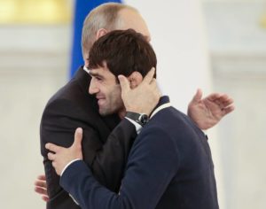 Putin abbraccia la medaglia d’oro nel judo categoria 60 kg Beslan Mudranov