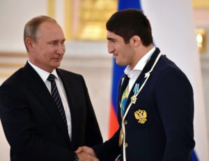 Vladimir Putin con il campione olimpico di Rio Abdul Sadullayev