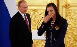 Yelena Isinbayeva piange per le Olimpiadi negate