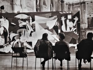 1953 г. выставка «Герники» Пикассо в разбитых залах Королевского дворца
