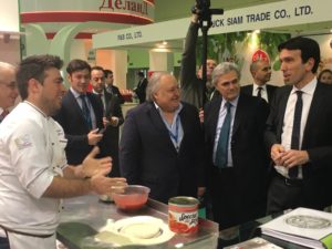 L'ambasciatore italiano a Mosca Ragaglini e il ministro delle Politiche Agricole Martina durante una esposizione in Russia