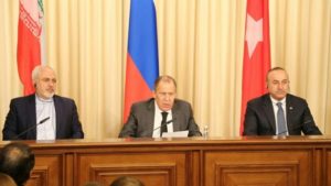 Ministro degli Esteri turco Mevlut Cavusoglu e i suoi omologhi russo Sergei Lavrov e iraniano